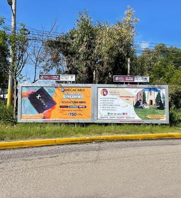 Medios publicitarios exteriores. Fotografía de vallas publicitarias en la calle